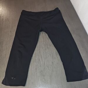 Under Armour Woman's Black Capri Workout Legging lace On Bottom Of Pant Leg